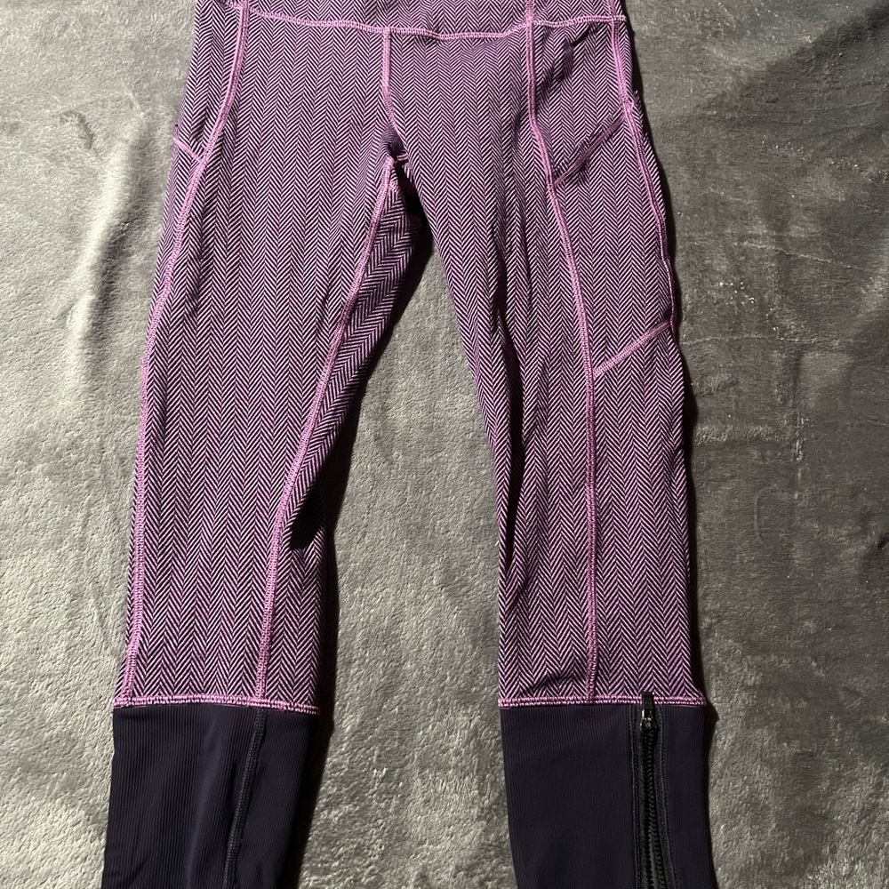 Lululemon Purple capri w/pockets & zipper. Great condition Size 6 but no tags.